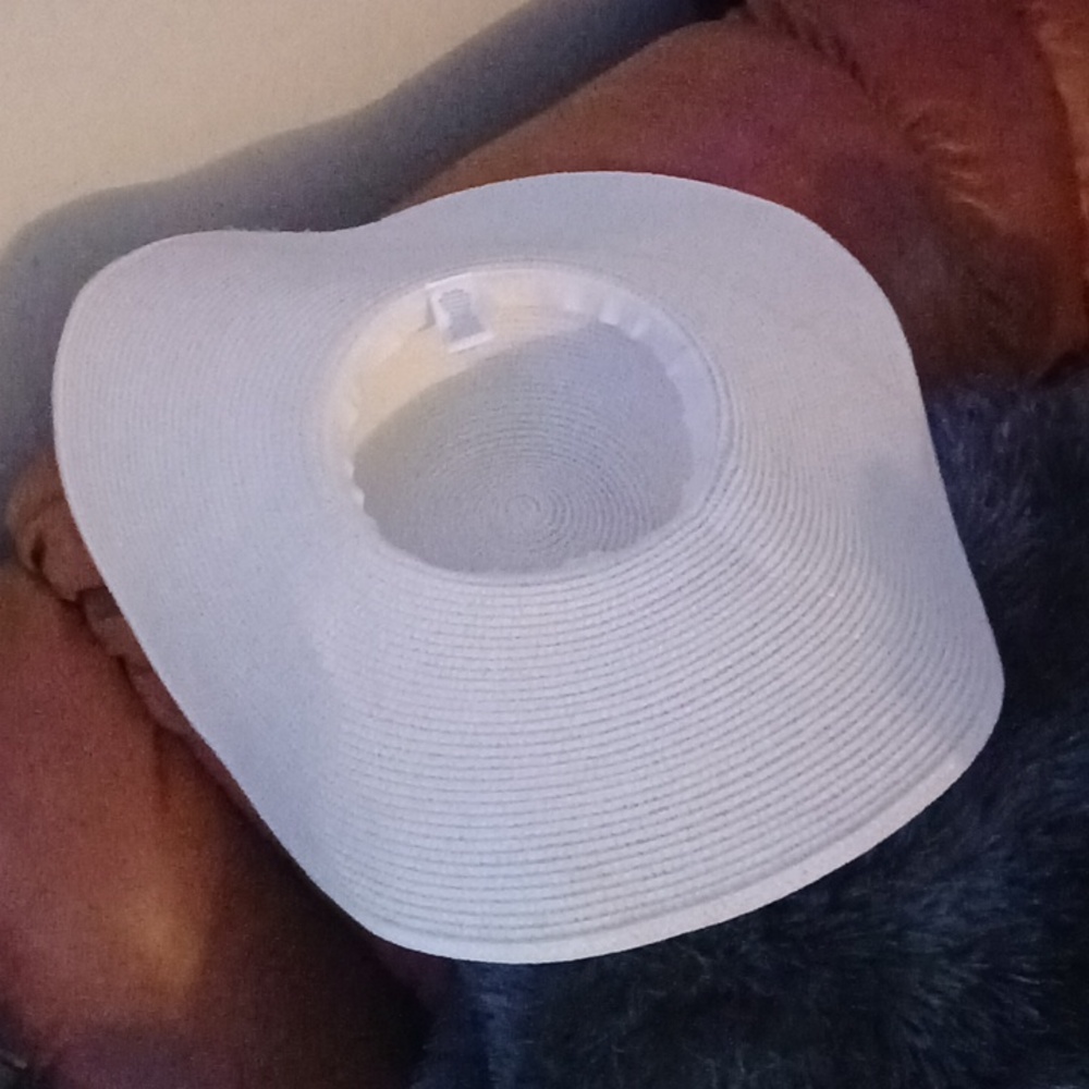 Paper Beach Hat - 6 inch brim w/ gold tone chain - Picture 5 of 6